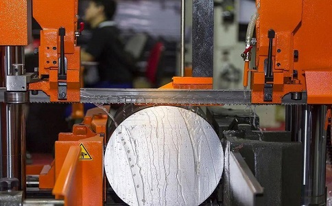 布拖立式金属带锯床切削出现跑带故障解决方法！